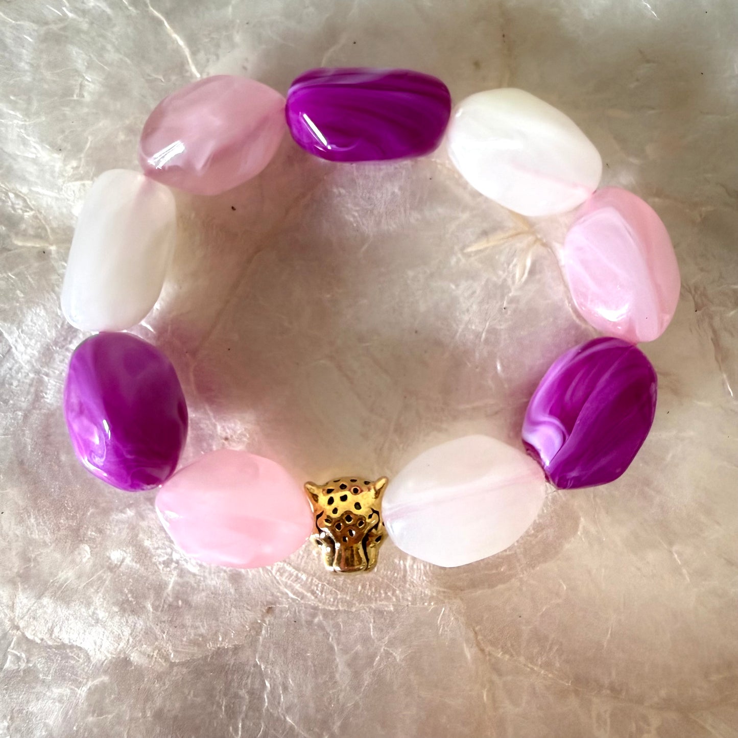 Bracelet léopard galets roses fushia