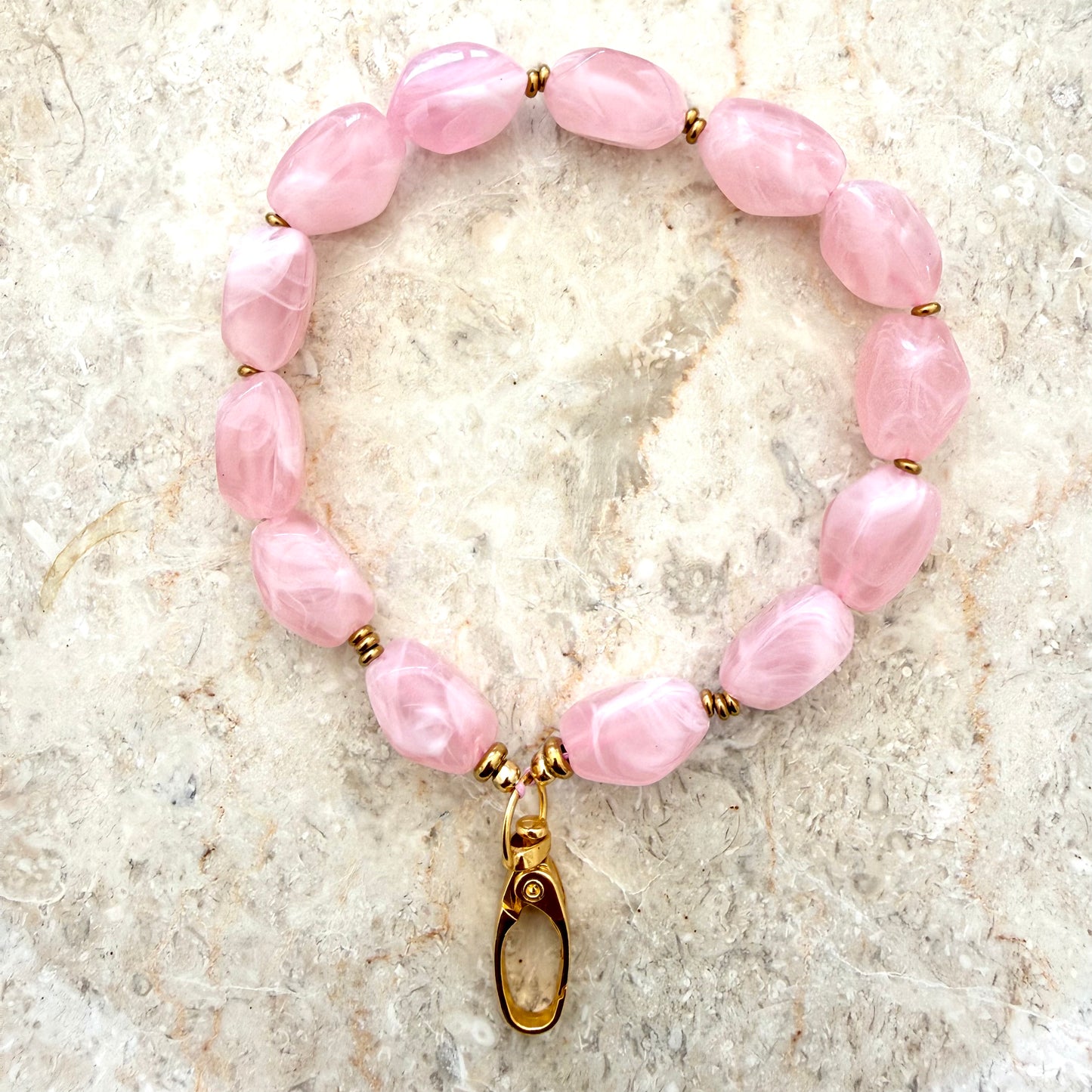 Bracelet de téléphone rose pâle